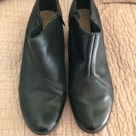 Clarks black leather heeled booties size 8.5 M - Picture 2 of 5